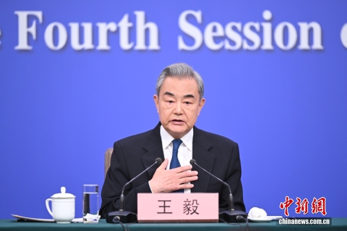 3月8日上昼10时，104届齐邦人年夜4次聚会正在梅天亚焦点消息宣告厅举办记者会，约请中同中心政事局委员、中接部少王毅便“中原中接策略战对于中联系”相干题目归问中中记者发问。中新社记者 田雨昊 摄